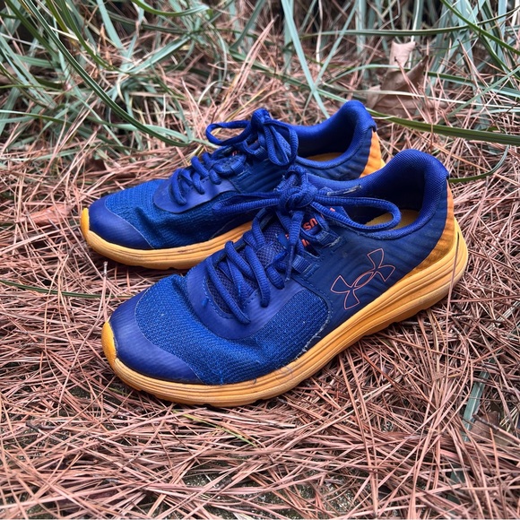 UNDER ARMOUR BOYS
TENNIS SHOE•Size 4Y - Picture 2 of 8